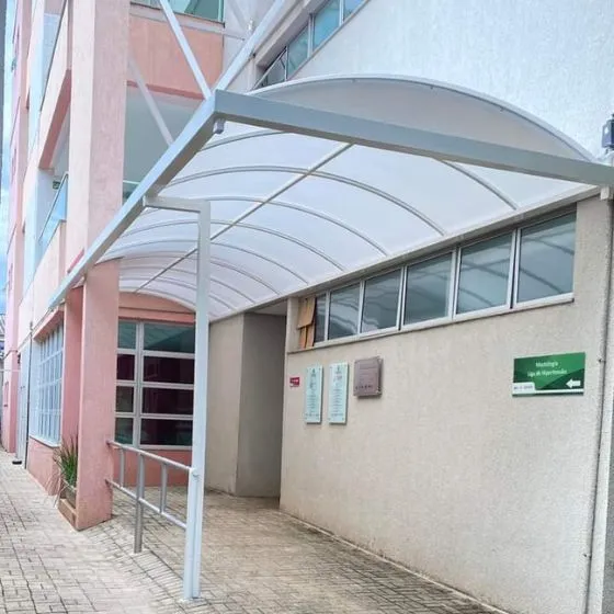 Cobertura de Lona em Salto SP — Cobertura em pátio de comércio com mesas externas