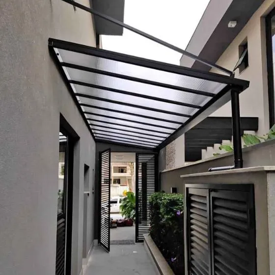 Cobertura de Policarbonato Alveolar em Salto SP Cobertura de Policarbonato Alveolar em Salto SP — Cobertura em quintal residencial coberto