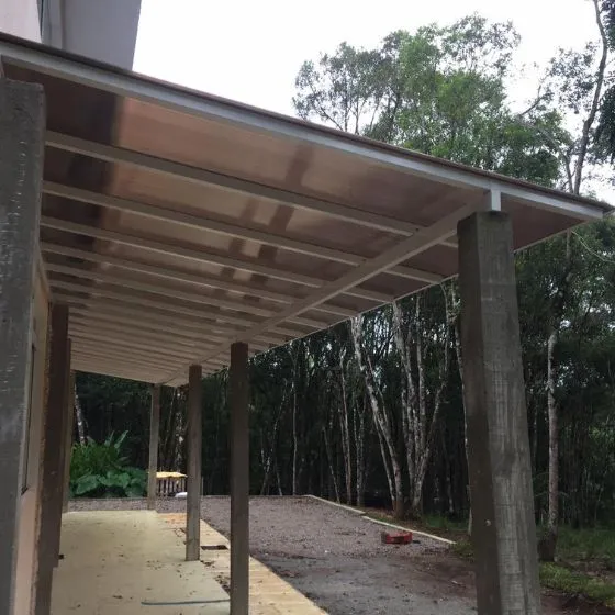 Cobertura de Policarbonato Alveolar em Salto SP Cobertura de Policarbonato Alveolar em Salto SP — Cobertura em pátio de comércio com mesas externas