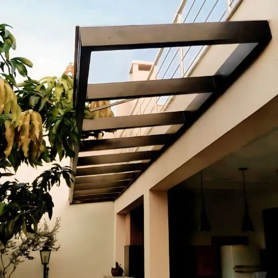 Cobertura de Policarbonato Compacto em Salto SP — Cobertura em quintal residencial coberto