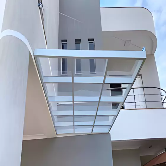 Cobertura de Policarbonato Compacto em Salto SP — Cobertura em pátio de comércio com mesas externas