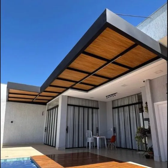 Cobertura de Telha Forro Amadeirado em Salto SP Cobertura de Telha Forro Amadeirado em Salto SP — Cobertura com calha lateral para escoamento
