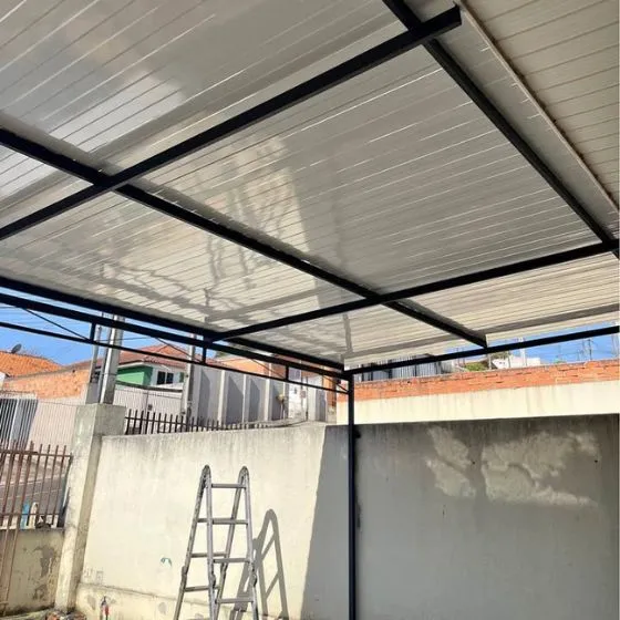 Cobertura de Telha Metálica Forro em Salto SP Cobertura de Telha Metálica Forro em Salto SP — Cobertura em pátio de comércio com mesas externas