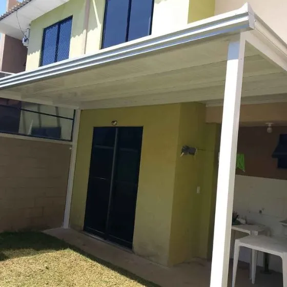 Cobertura de Telha Metálica Forro em Salto SP Cobertura de Telha Metálica Forro em Salto SP — Instalação em estacionamento