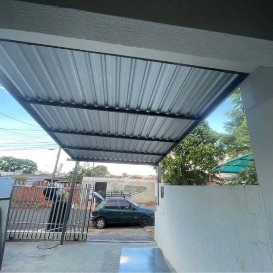Cobertura de Telha Metálica Simples em Salto SP Cobertura de Telha Metálica Simples em Salto SP — Cobertura em quintal residencial coberto
