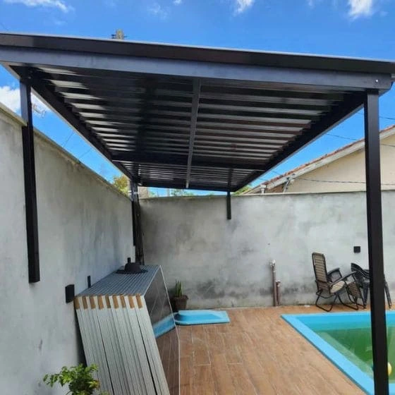 Cobertura de Telha Metálica Simples em Salto SP Cobertura de Telha Metálica Simples em Salto SP — Instalação em estacionamento