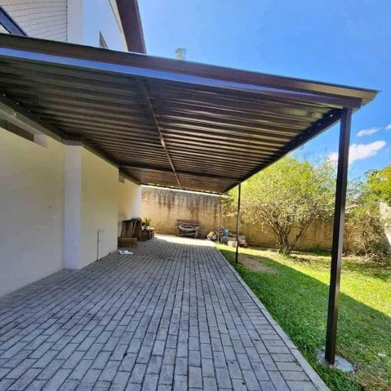 Cobertura de Telha Metálica Simples em Salto SP Cobertura de Telha Metálica Simples em Salto SP — Cobertura em passagem coberta entre ambientes