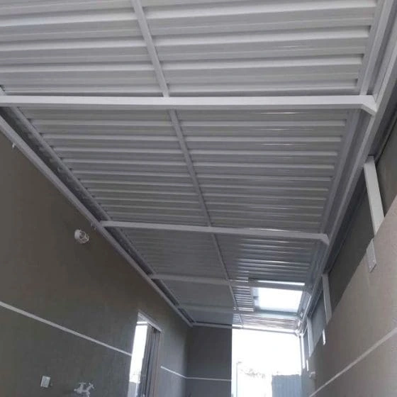 Cobertura de Telha Metálica Simples em Salto SP Cobertura de Telha Metálica Simples em Salto SP — Cobertura com calha lateral para escoamento