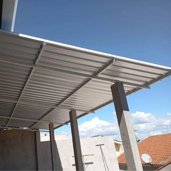 Cobertura de Telha Metálica Simples em Salto SP Cobertura de Telha Metálica Simples em Salto SP — Instalação em fachada comercial