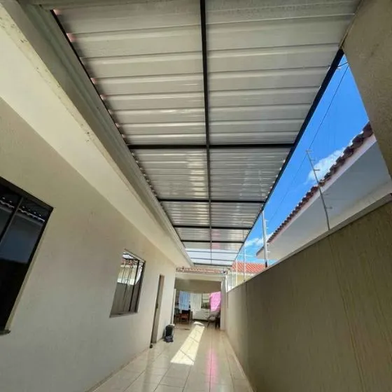 Cobertura de Telha Sanduíche em Salto SP Cobertura de Telha Sanduíche em Salto SP — Instalação em garagem residencial