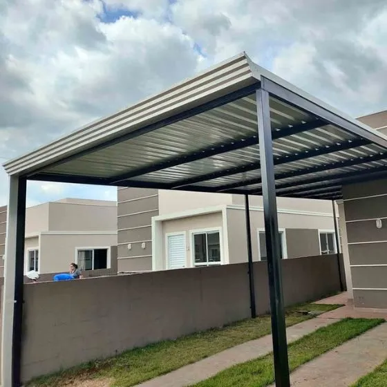 Cobertura de Telha Sanduíche em Salto SP Cobertura de Telha Sanduíche em Salto SP — Cobertura em área de piscina