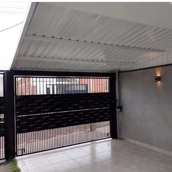 Cobertura de Telha Sanduíche em Salto SP Cobertura de Telha Sanduíche em Salto SP — Cobertura em quintal residencial coberto