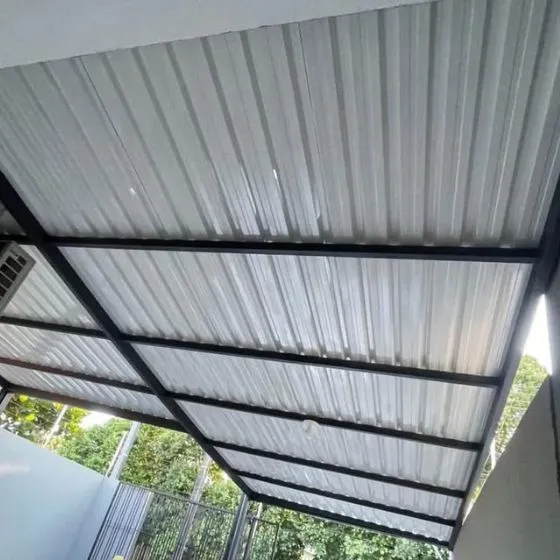 Cobertura de Telha Sanduíche em Salto SP Cobertura de Telha Sanduíche em Salto SP — Cobertura em pátio de comércio com mesas externas