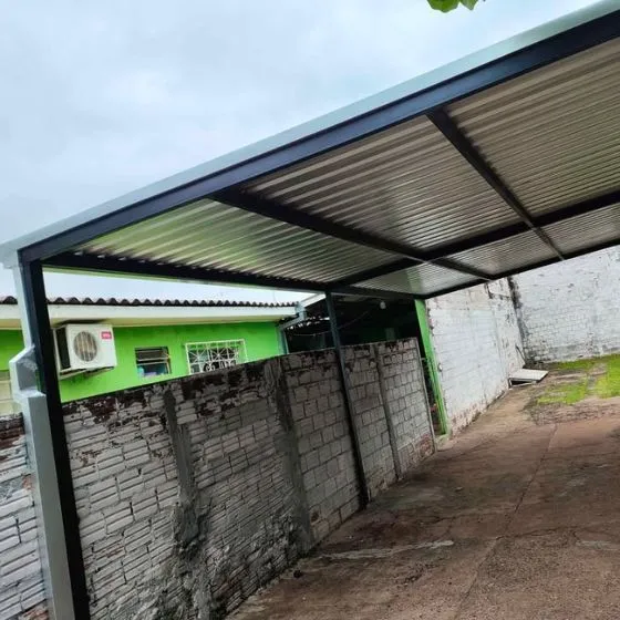 Cobertura de Telha Sanduíche em Salto SP Cobertura de Telha Sanduíche em Salto SP — Instalação em estacionamento