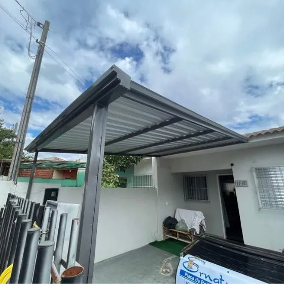 Cobertura de Telha Sanduíche em Salto SP Cobertura de Telha Sanduíche em Salto SP — Cobertura com calha lateral para escoamento