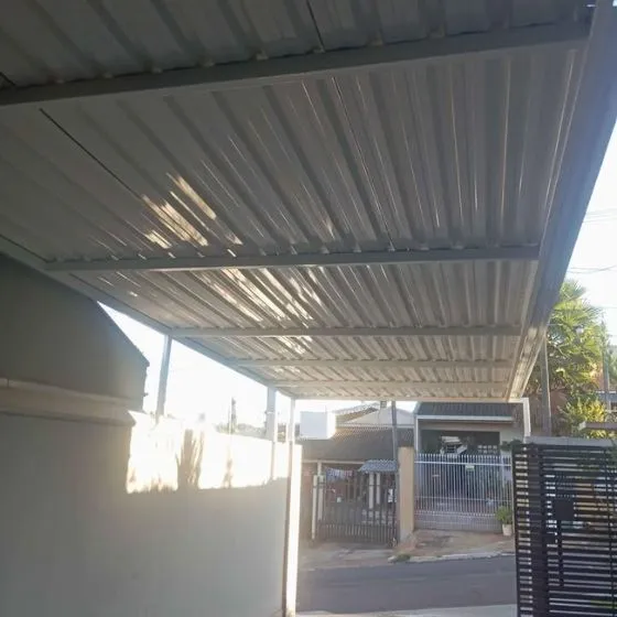 Cobertura de Telha Sanduíche em Salto SP Cobertura de Telha Sanduíche em Salto SP — Instalação em fachada comercial