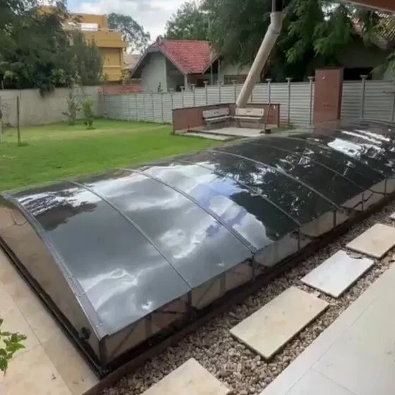 Cobertura Retrátil para Piscina em Salto SP Cobertura Retrátil para Piscina em Salto SP — Cobertura em pátio de comércio com mesas externas