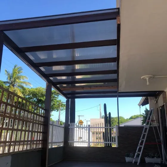 Pergolado de Alumínio com Policarbonato em Salto SP — Cobertura em pátio de comércio com mesas externas