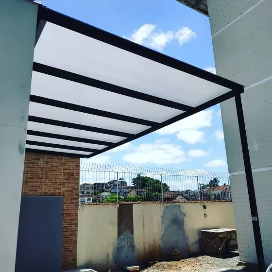 Pergolado de Alumínio com Policarbonato em Salto SP — Cobertura com calha lateral para escoamento