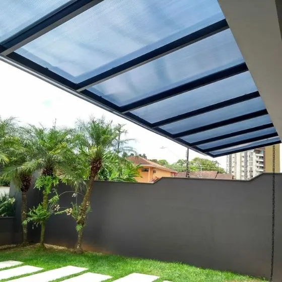 Pergolado de Alumínio com Policarbonato em Salto SP — Instalação em fachada comercial
