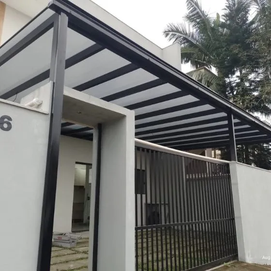 Pergolado Fixo de Ferro em Salto SP — Cobertura em pátio de comércio com mesas externas