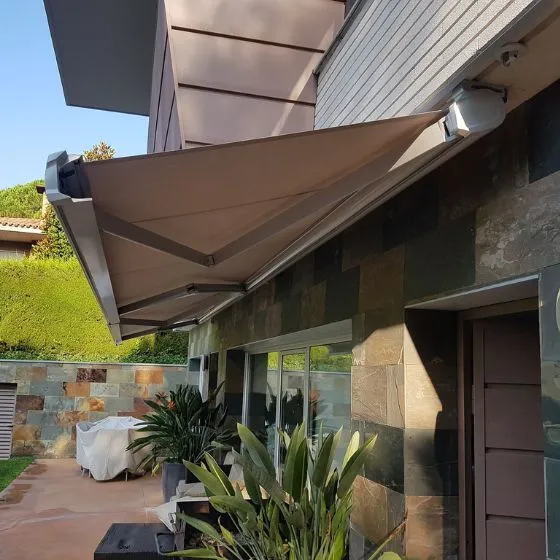 Toldo Articulado em Salto SP — Instalação em garagem residencial