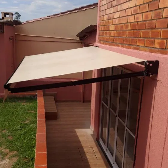 Toldo Articulado em Salto SP — Cobertura em pátio de comércio com mesas externas