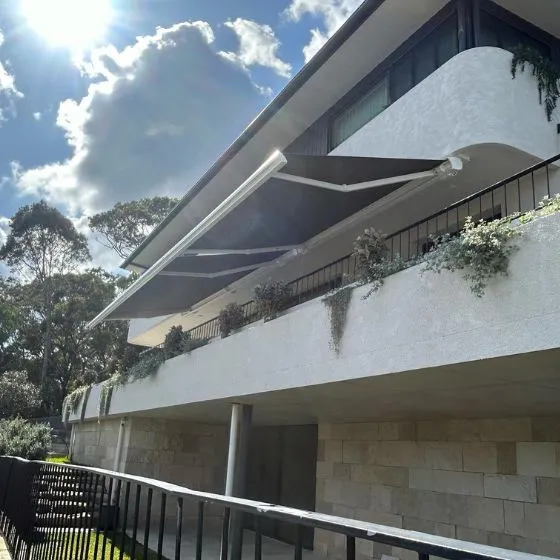 Toldo Articulado em Salto SP — Cobertura com calha lateral para escoamento