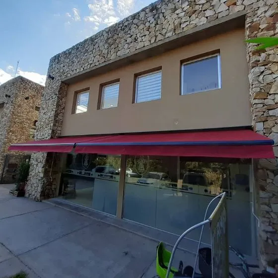 Toldo Articulado em Salto SP — Instalação em fachada comercial