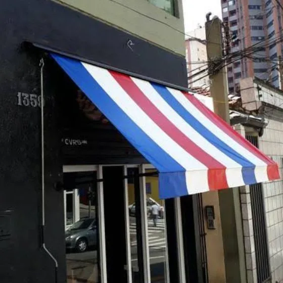 Toldo Cortina com Braços Laterais em Salto SP — Instalação em área gourmet com churrasqueira