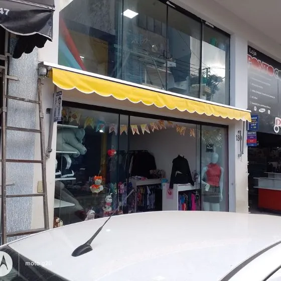 Toldo Cortina com Braços Laterais em Salto SP — Cobertura em pátio de comércio com mesas externas