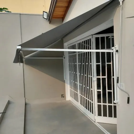 Toldo Cortina com Braços Laterais em Salto SP — Cobertura com estrutura metálica reforçada