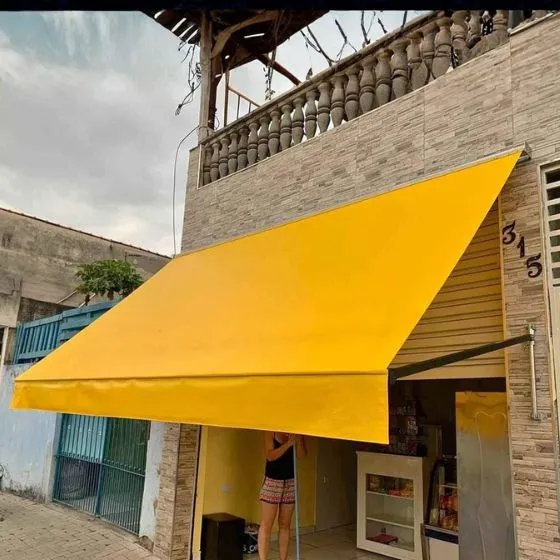 Toldo Cortina com Braços Laterais em Salto SP — Instalação em fachada comercial