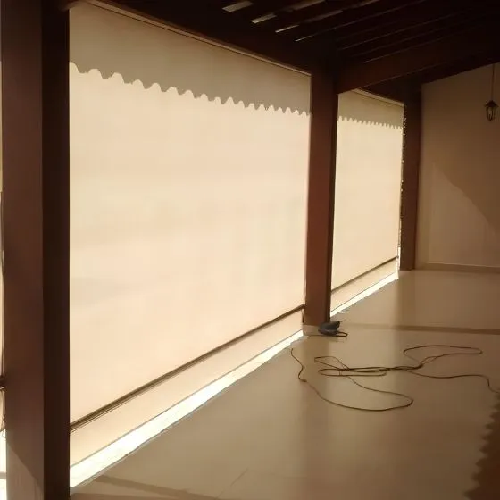 Toldo Cortina de Tela Screen em Salto SP Toldo Cortina de Tela Screen em Salto SP — Instalação em área gourmet com churrasqueira
