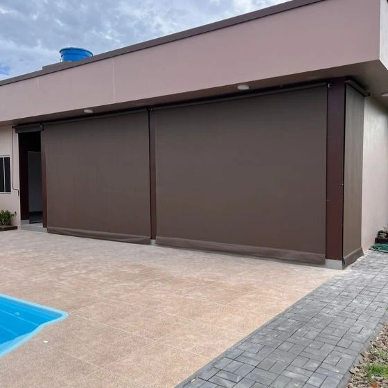 Toldo Cortina de Tela Screen em Salto SP Toldo Cortina de Tela Screen em Salto SP — Cobertura em pátio de comércio com mesas externas