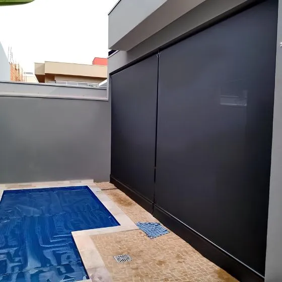 Toldo Cortina de Tela Screen em Salto SP Toldo Cortina de Tela Screen em Salto SP — Instalação em fachada comercial