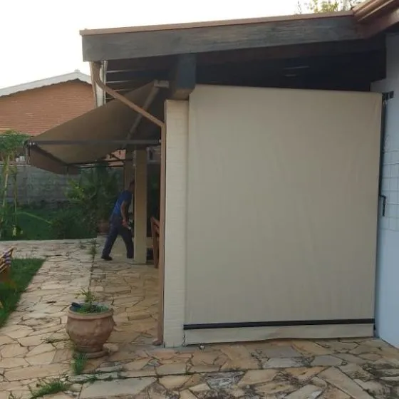 Toldo Cortina Fechamento Vertical em Salto SP Toldo Cortina Fechamento Vertical em Salto SP — Instalação em área gourmet com churrasqueira