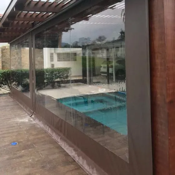 Toldo Cortina Fechamento Vertical em Salto SP Toldo Cortina Fechamento Vertical em Salto SP — Cobertura em pátio de comércio com mesas externas