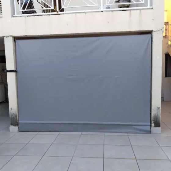 Toldo Cortina Fechamento Vertical em Salto SP Toldo Cortina Fechamento Vertical em Salto SP — Instalação em fachada comercial