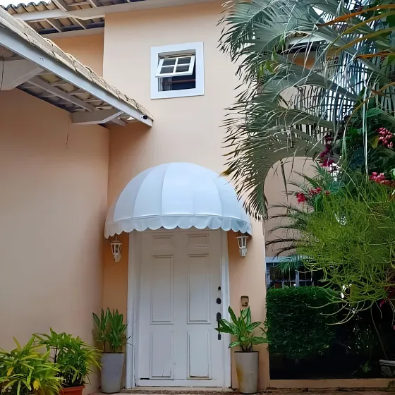 Toldo Fixo de Lona PVC em Salto SP Toldo Fixo de Lona PVC em Salto SP — Cobertura em pátio de comércio com mesas externas