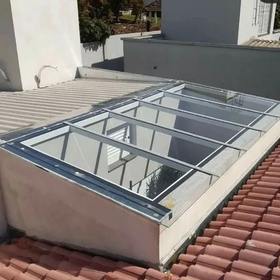 Toldo Fixo Policarbonato Compacto em Salto SP — Cobertura em pátio de comércio com mesas externas