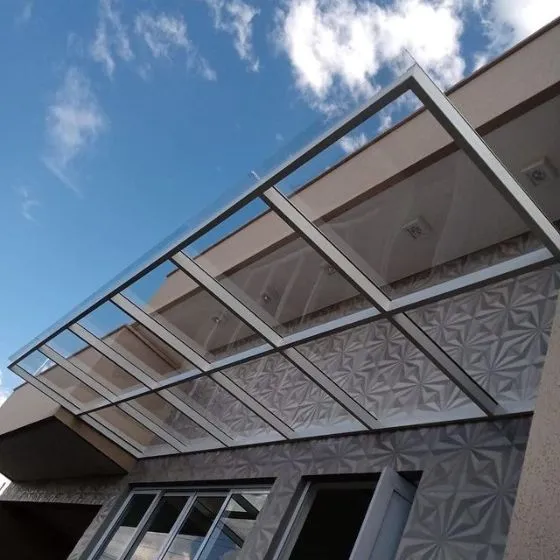 Toldo Fixo Policarbonato Compacto em Salto SP — Cobertura com estrutura metálica reforçada