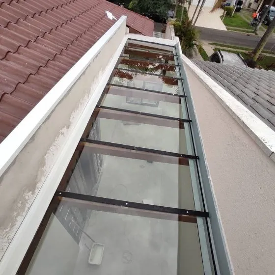 Toldo Fixo Policarbonato Compacto em Salto SP — Cobertura em passagem coberta entre ambientes
