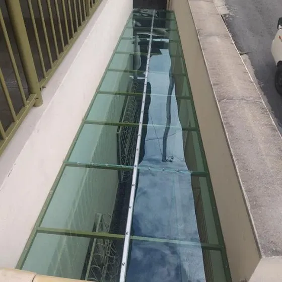 Toldo Fixo Policarbonato Compacto em Salto SP — Cobertura com calha lateral para escoamento