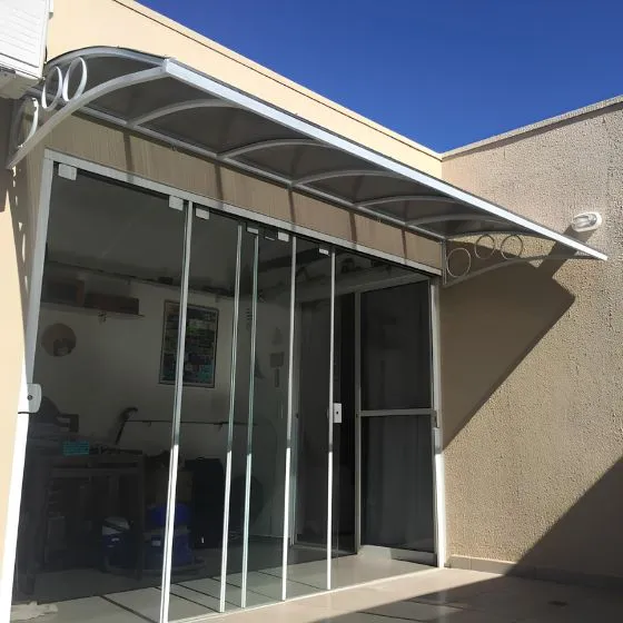 Toldo Policarbonato Alveolar em Salto SP Toldo Policarbonato Alveolar em Salto SP — Cobertura em quintal residencial coberto