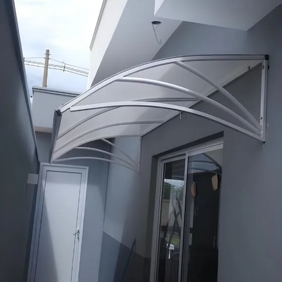 Toldo Policarbonato Alveolar em Salto SP Toldo Policarbonato Alveolar em Salto SP — Cobertura em pátio de comércio com mesas externas