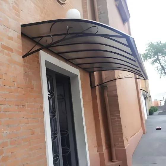Toldo Policarbonato Alveolar em Salto SP Toldo Policarbonato Alveolar em Salto SP — Instalação em fachada comercial